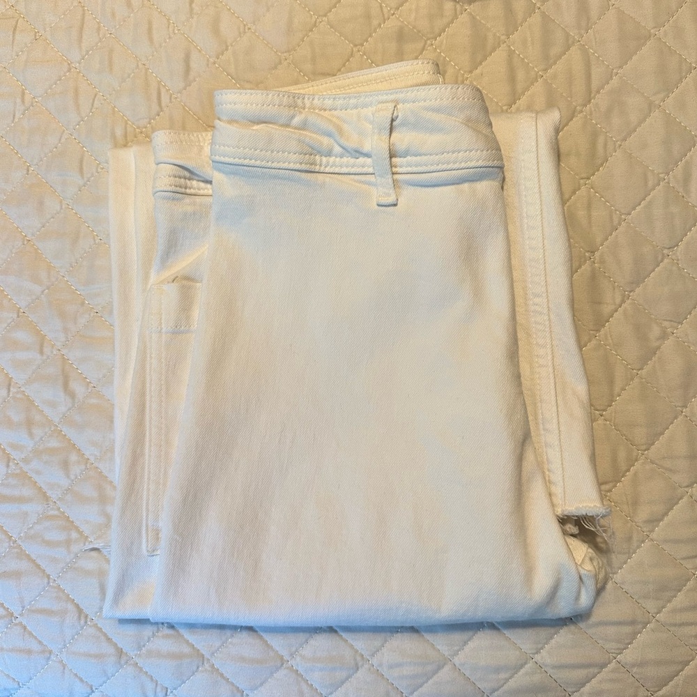 NEVER USED - Zara White Jeans ( size 6 )